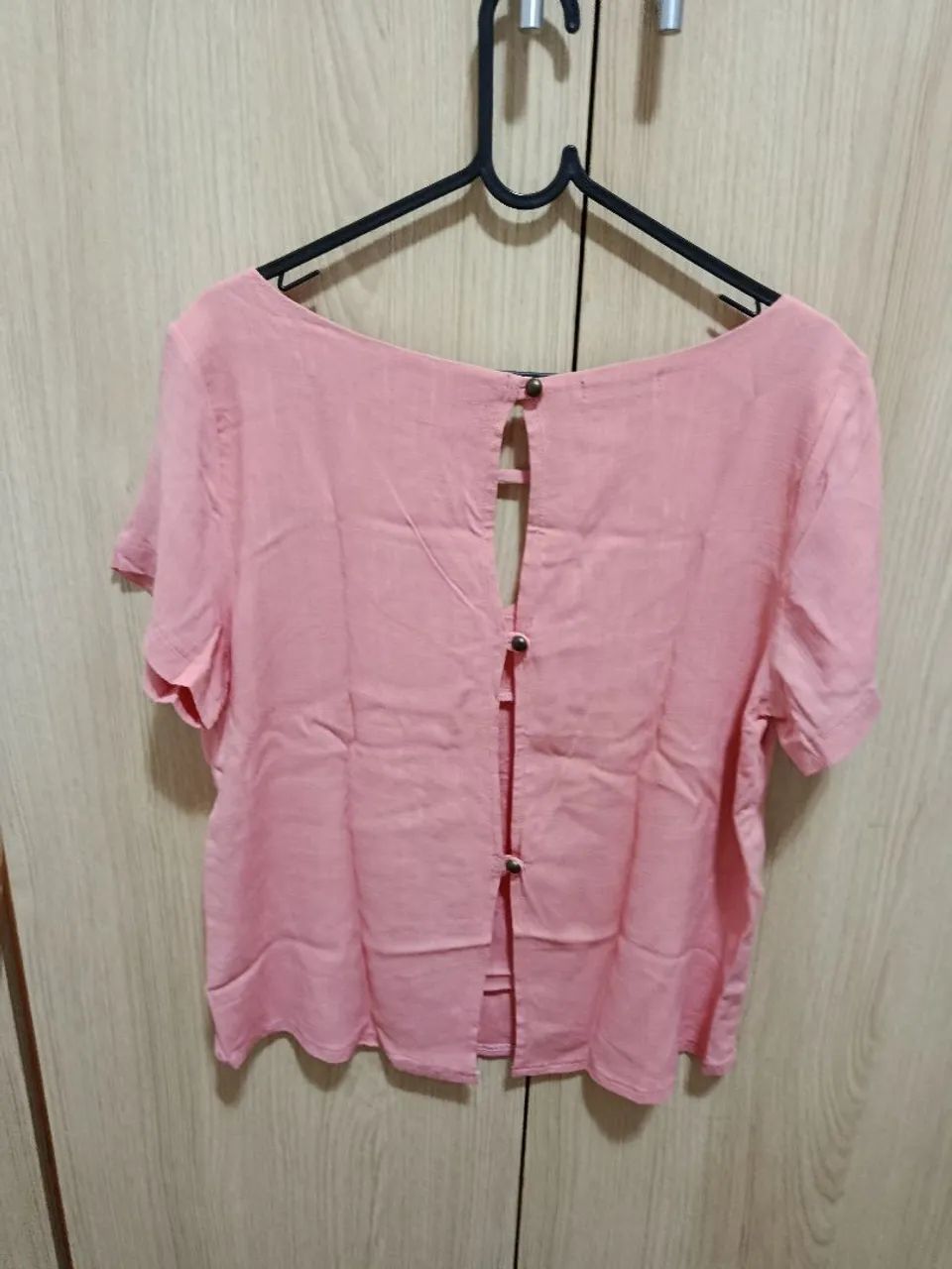 Blusa Rosa com Detalhe em V - Foto 2