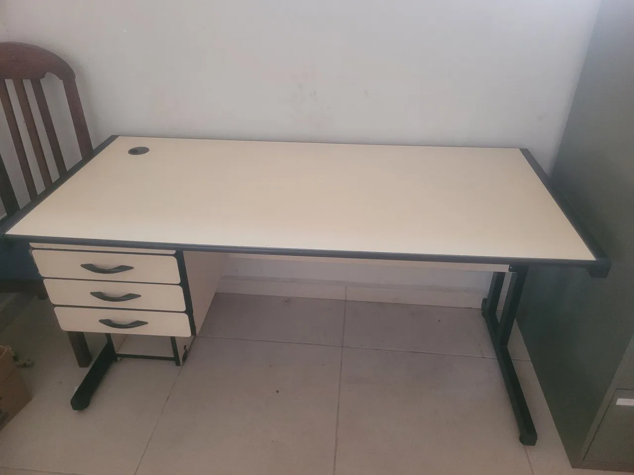 Mesa de escritório com gaveteiro
