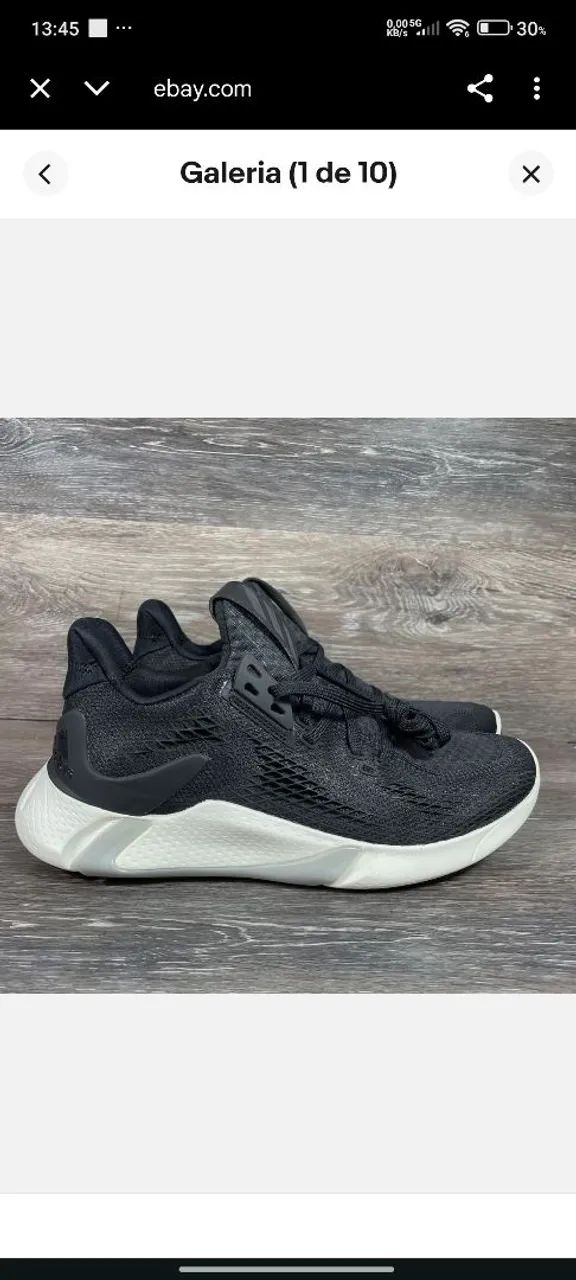 Tenis esportivo preto com solado branco
