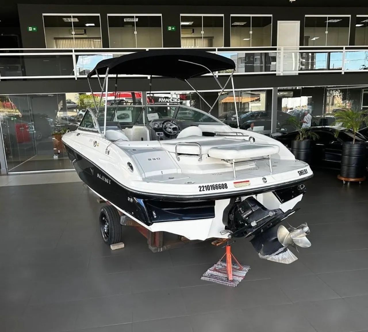 Lancha importada Valent 230, ano 2013, revisada e polida, sem detalhes. Apenas 250h de uso - Foto 3