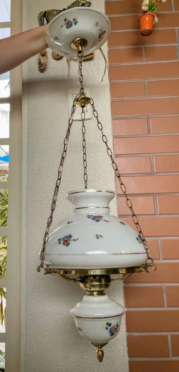 Lustre Antigo em bronze com cúpula em opalina