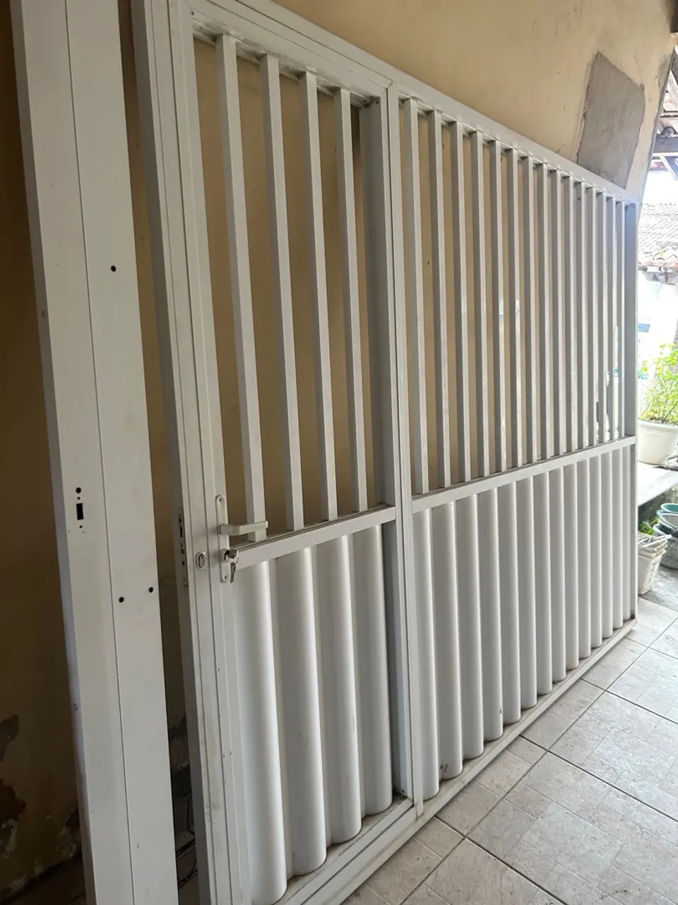 Portão de aluminio branco