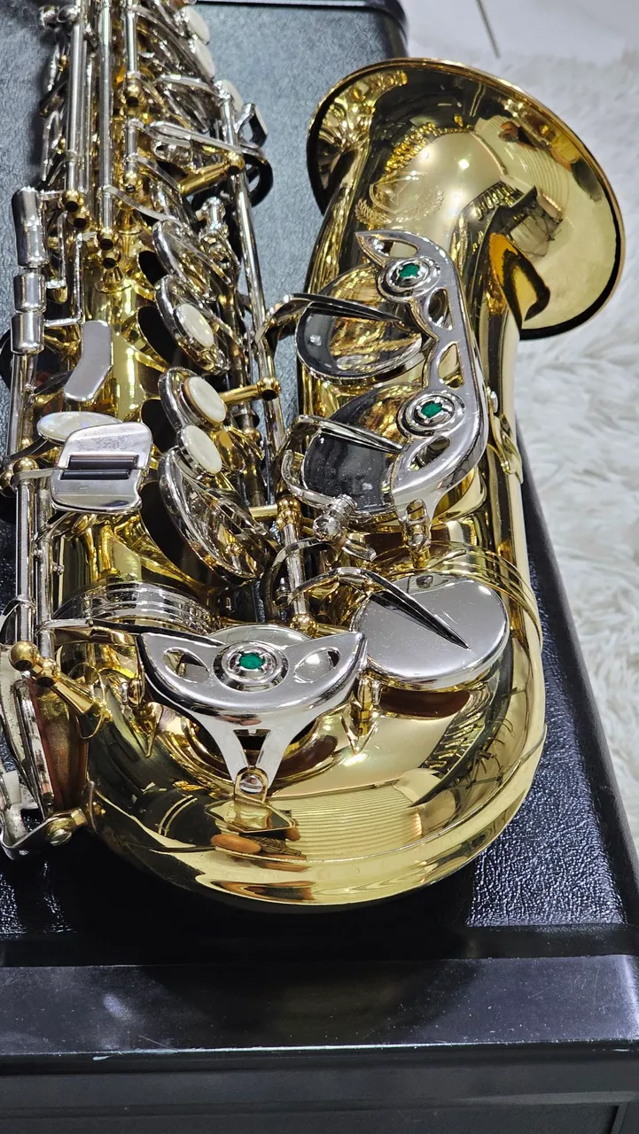 Saxofone Alto Dourado EAGLE SA501 LN - Instrumento Musical de Alta Qualidade