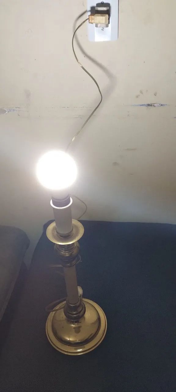 Luminária de Mesa Dourada. - Foto 6