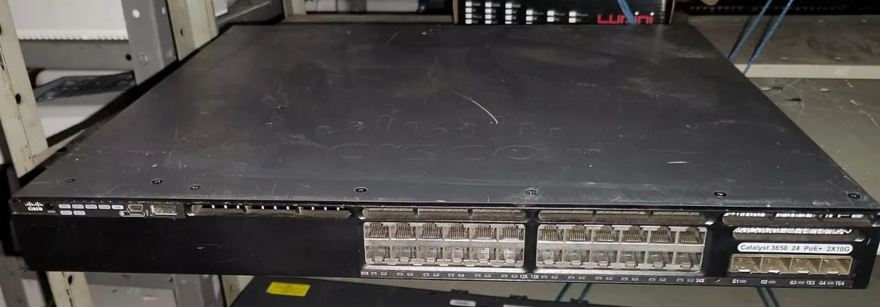 Switches Cisco Catalyst Série 3650 24 portas 10/100/1000 Ethernet PoE+ e 2x10G Uplink