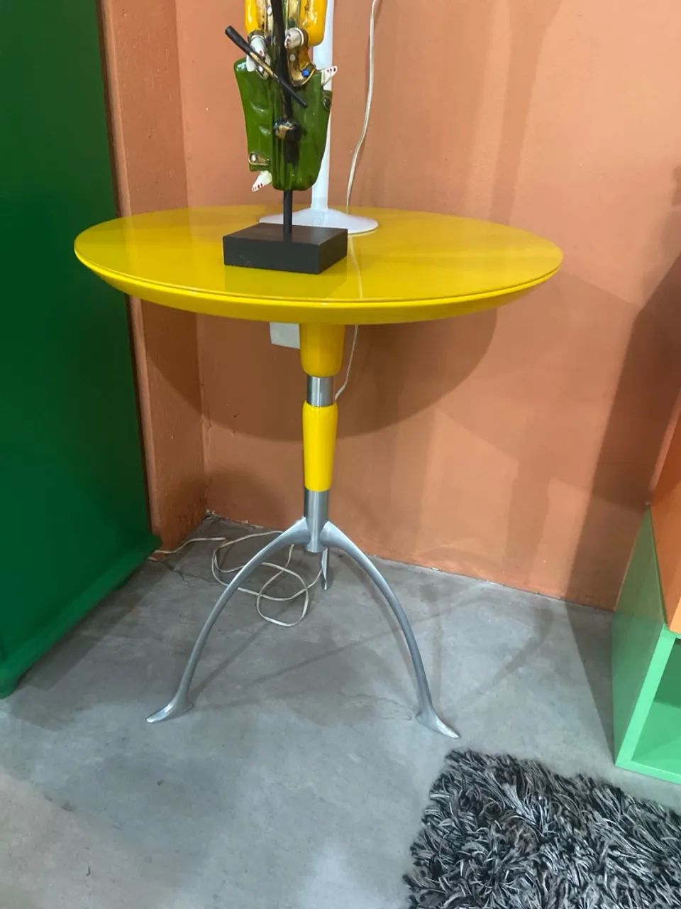 Mesa Auxiliar Laca Amarela Tampo de Vidro