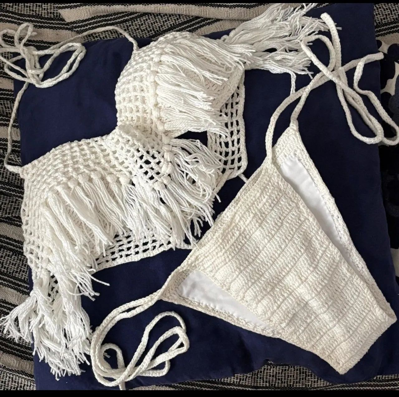 Biquíni de Crochê Branco com Detalhes de Franja