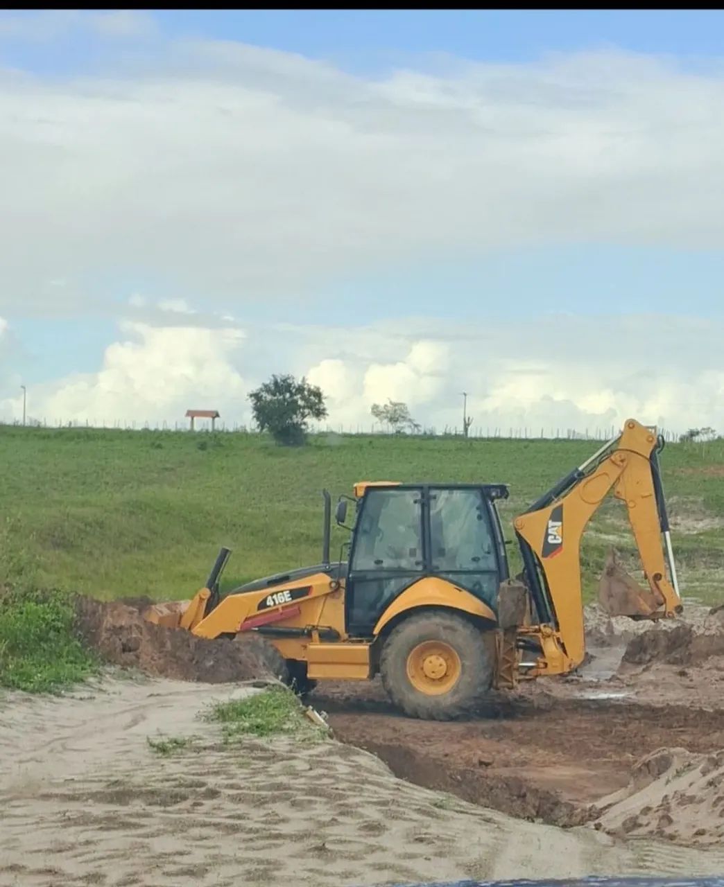 Retroescavadeira CAT 416E - Trator com Pá Carregadeira - Foto 2