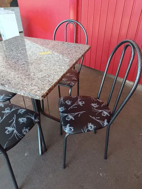 Mesa de Jantar em Granito com 4 Cadeiras nova garantia  - Foto 3