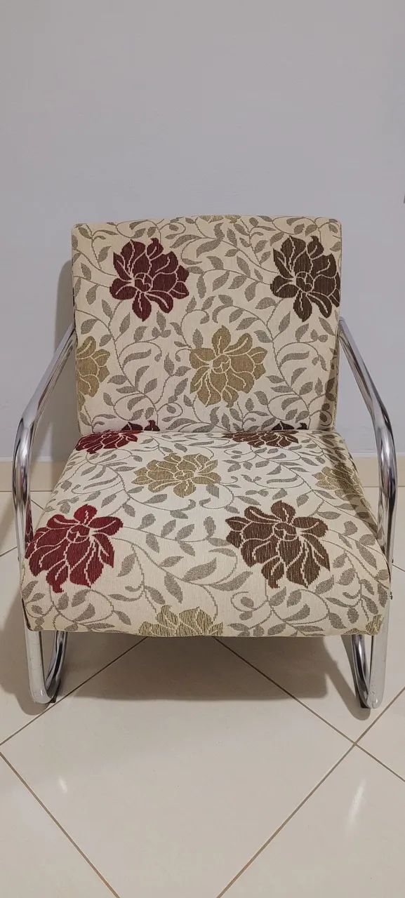 Poltrona com estrutura cromada e design floral