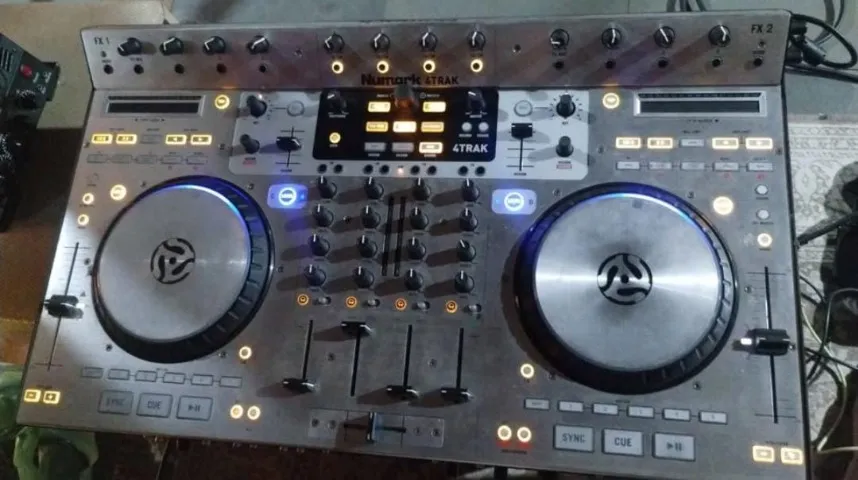 Controladora Numark 4TRACK