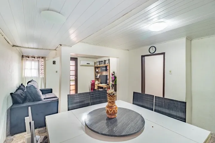 Casa semi mobiliada na Agronomia com 3 quartos, sendo 2 suítes.