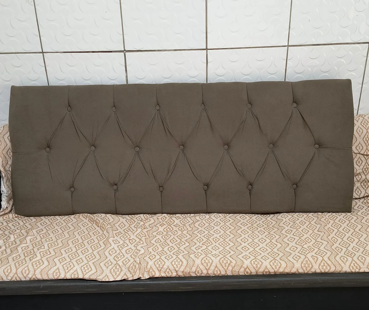 Cabeceira estofada para cama casal, com design moderno