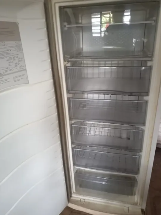Freezer Cônsul vertical de 380 litros com 5 gavetões e 1 refrigerador.