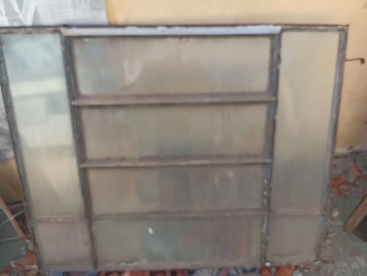 Janela de Ferro com Vidro - Usada - Foto 2