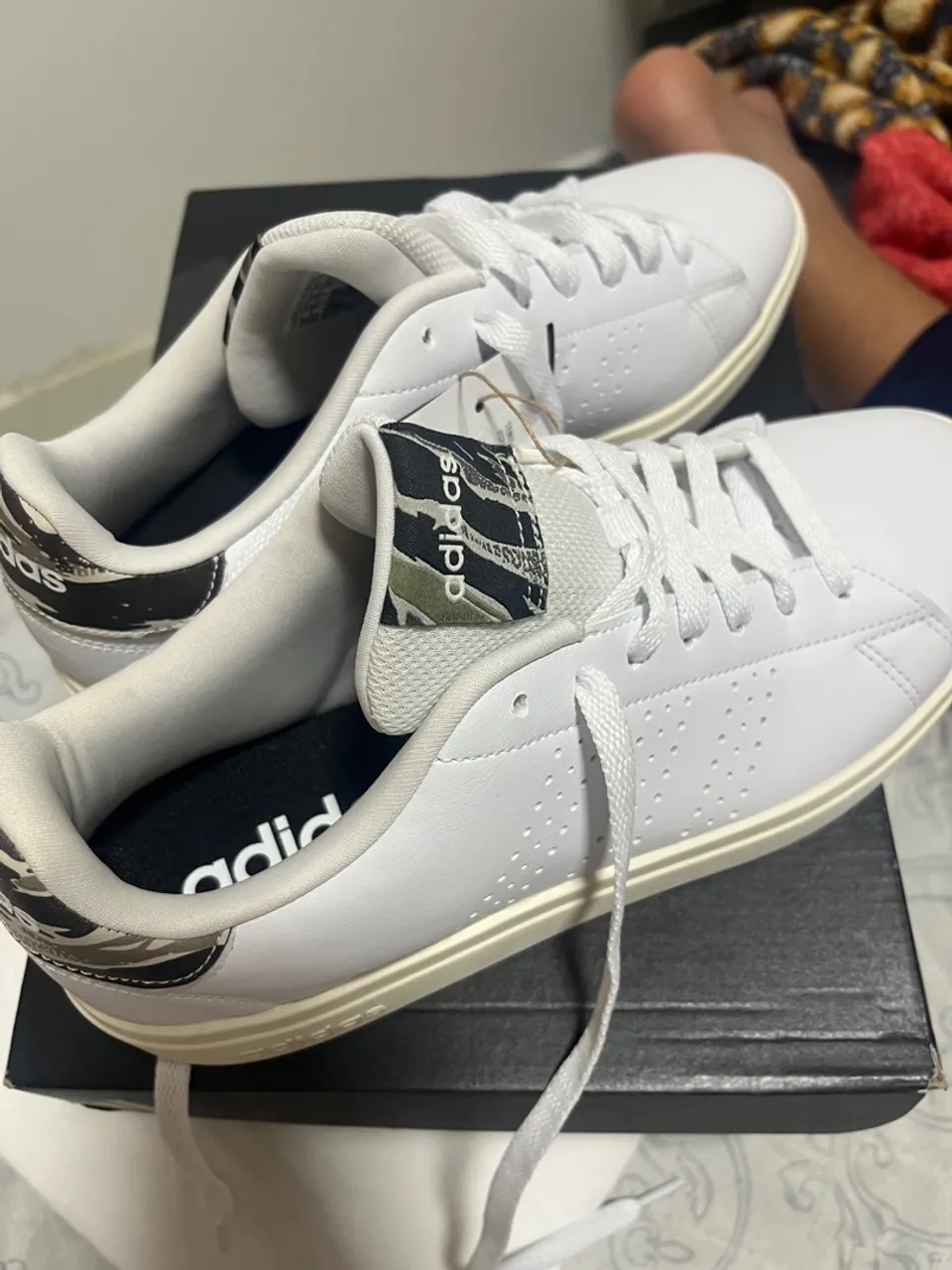 Tênis Adidas Advantage Branco com Detalhes Camuflados