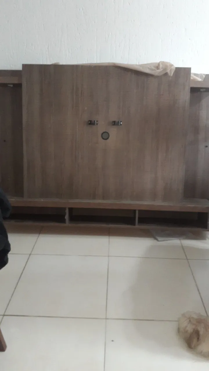 Painel para TV em madeira com nichos