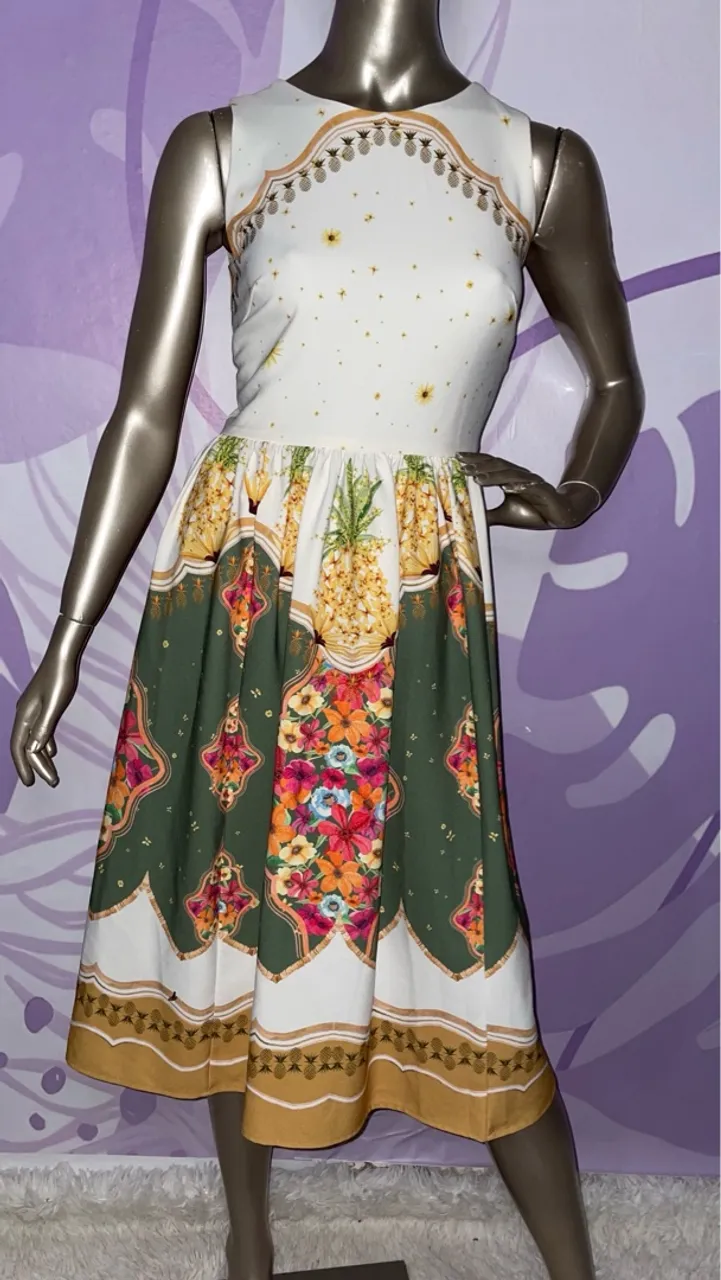 Vestido estampado com detalhes de frutas e flores