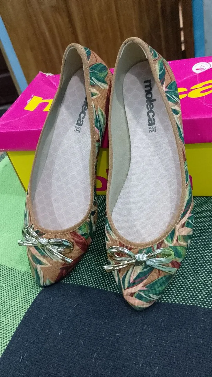 Sapatilha Moleca Floral com Detalhe Dourado