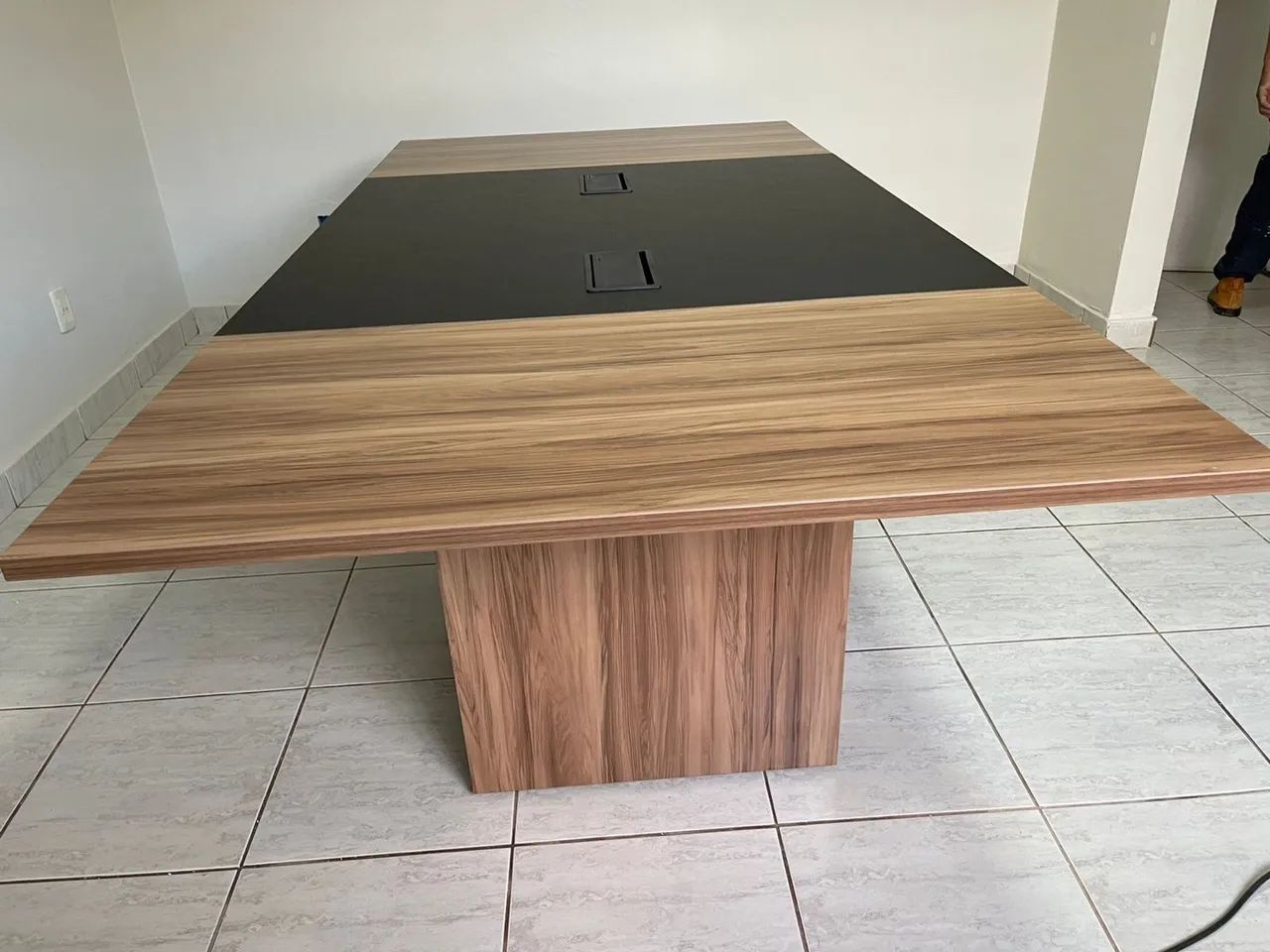 Mesa de Reunião com Design Moderno e Elegante