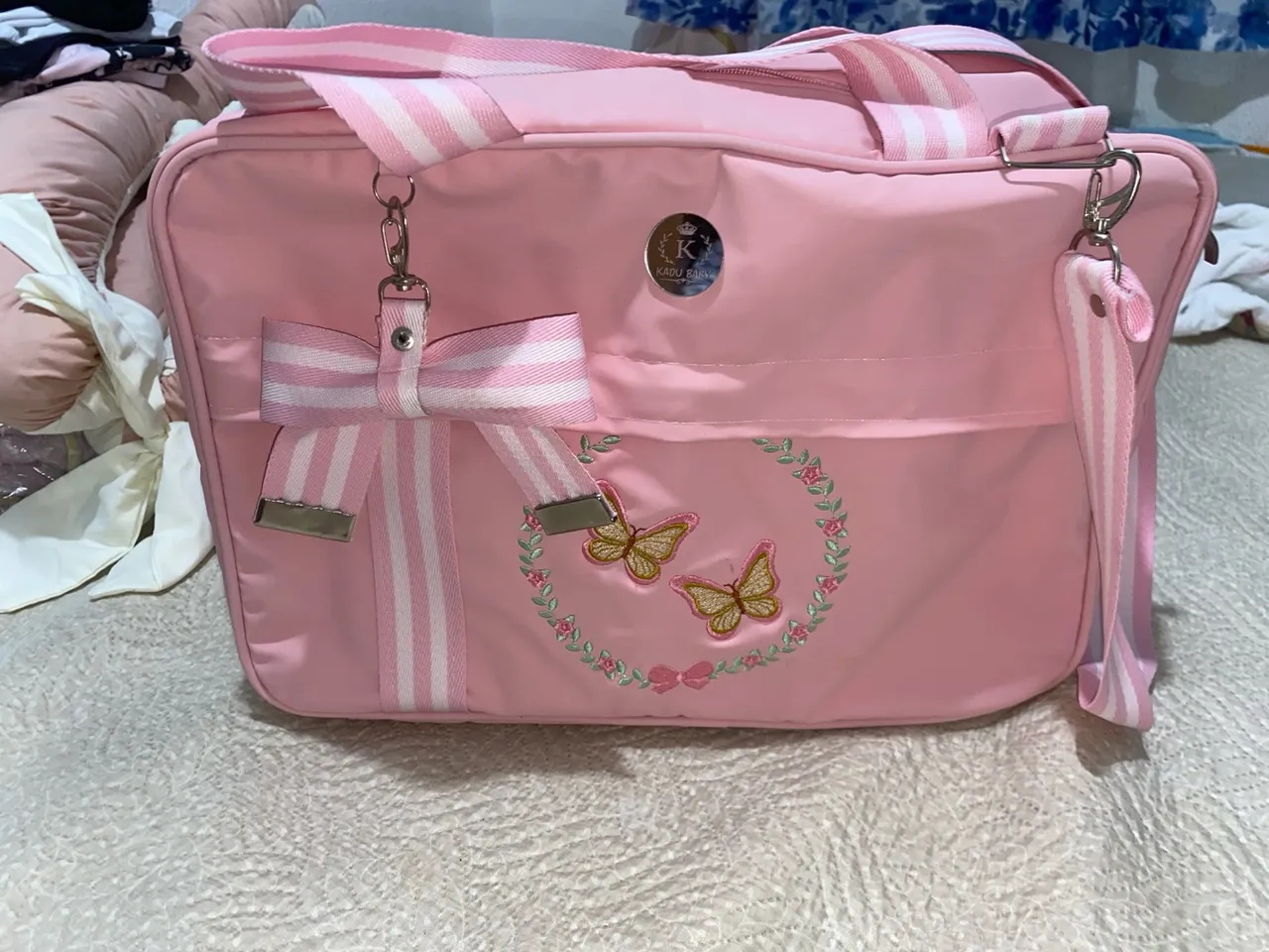 Bolsa Maternidade Rosa com Detalhes e Bordados