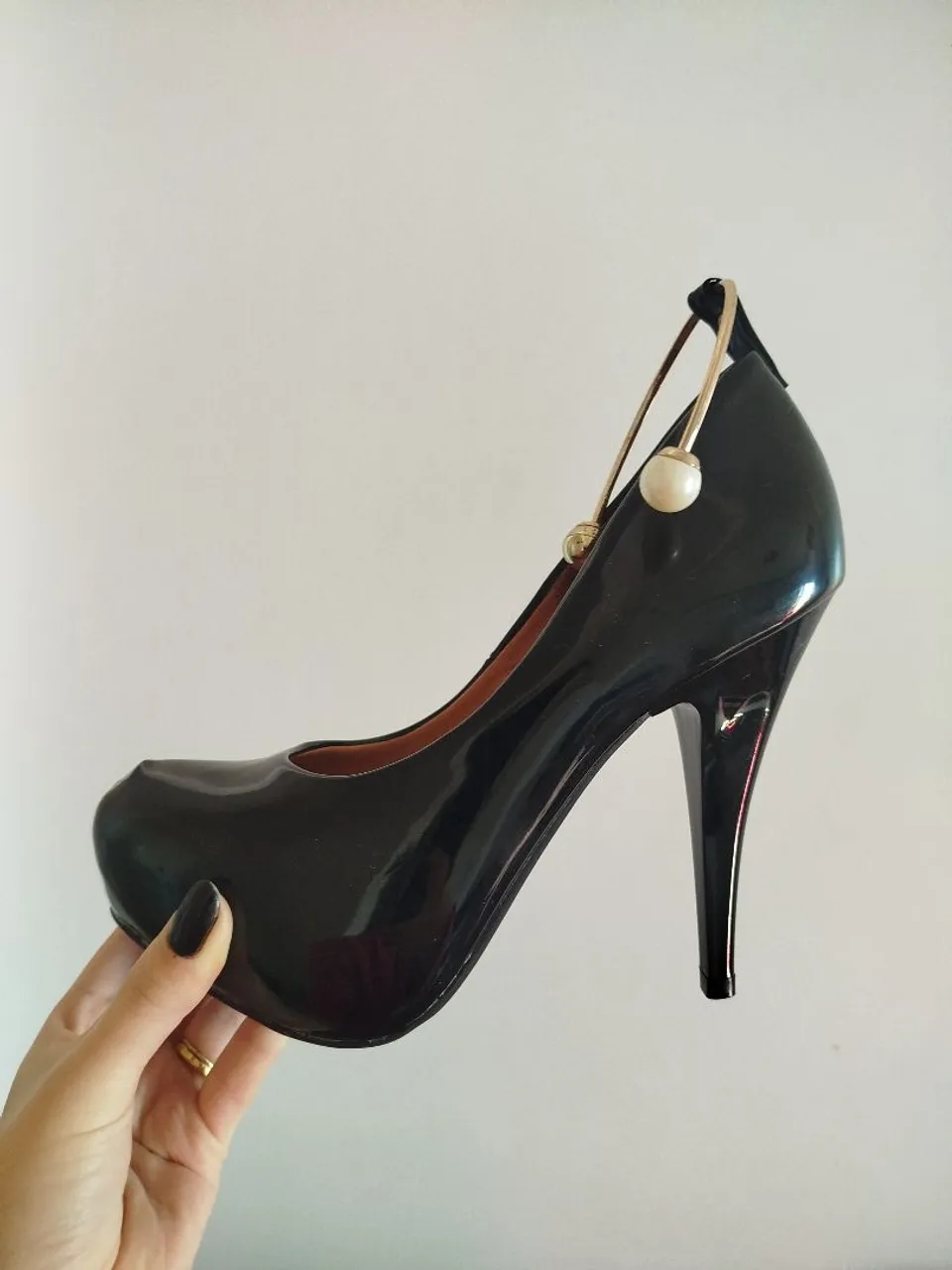 Scarpin Preto com Detalhe de Pérola