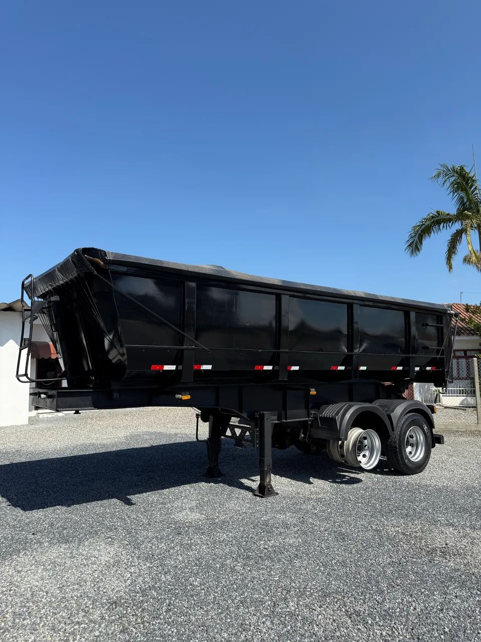 Caçamba 2 Eixos - 2022