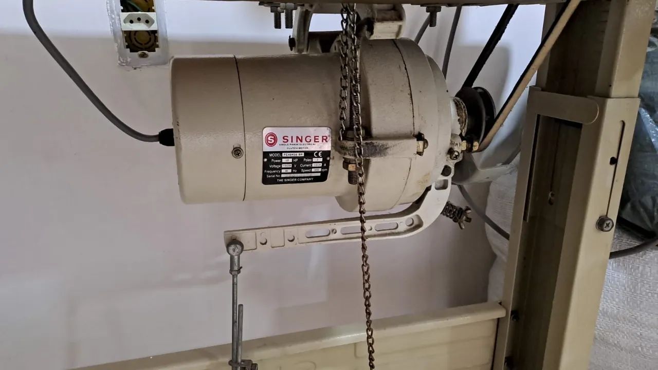 Máquina de Costura Industrial Singer