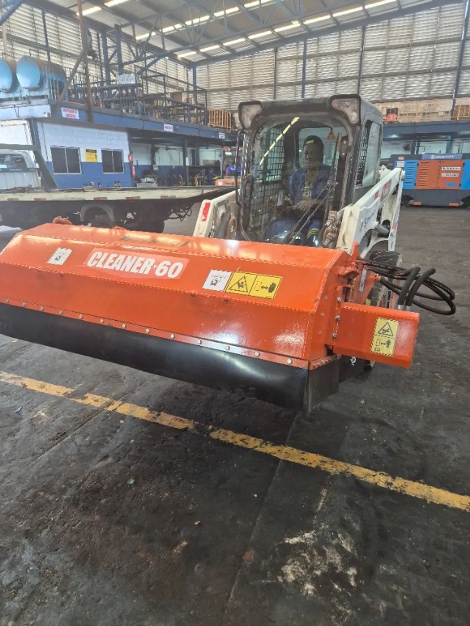 Vassoura recolhedora para mini carregadeira 