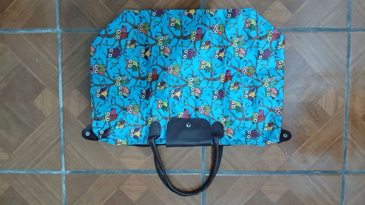 Bolsa de mão com estampa de corujas