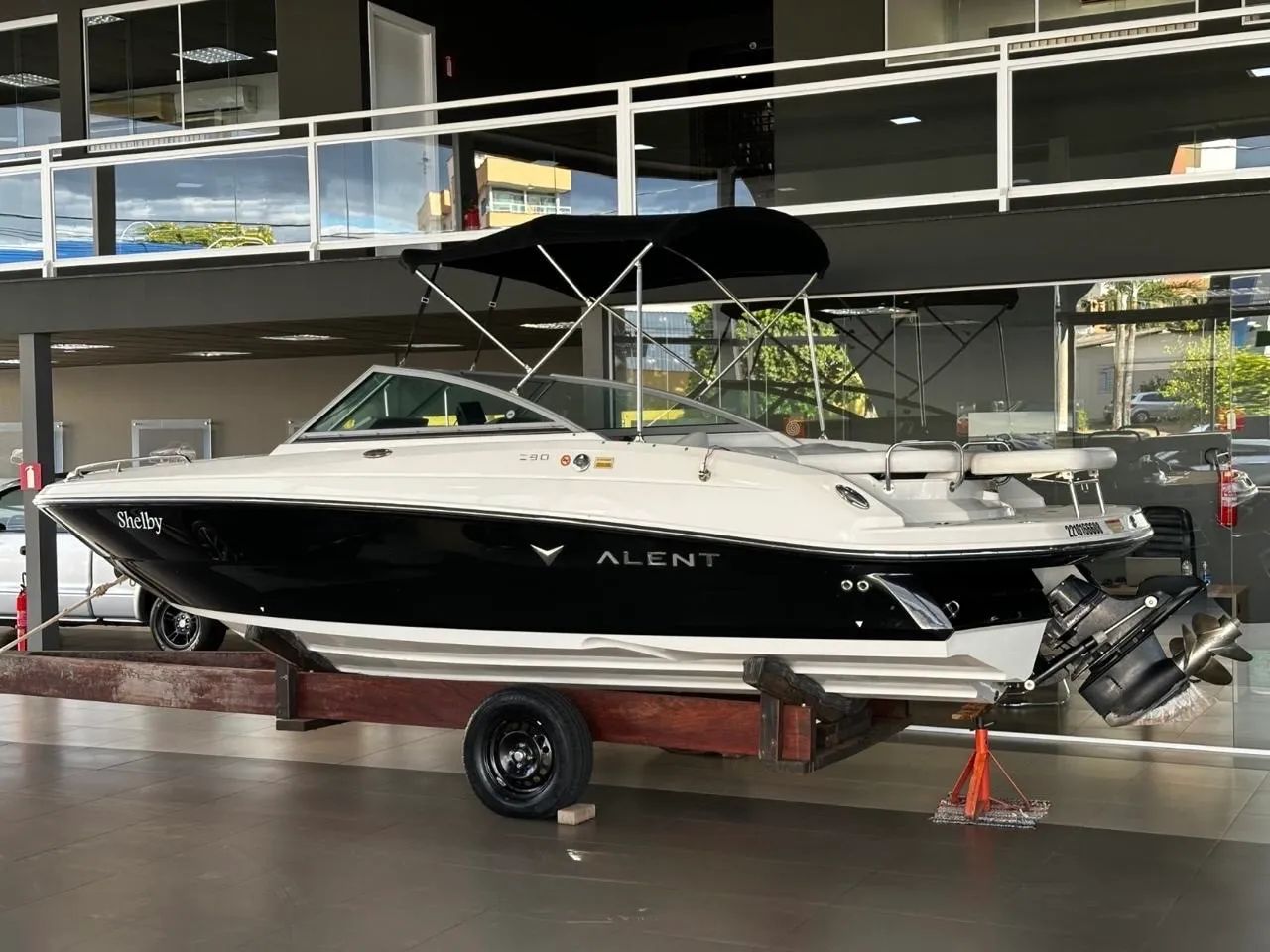 Lancha importada Valent 230, ano 2013, revisada e polida, sem detalhes. Apenas 250h de uso