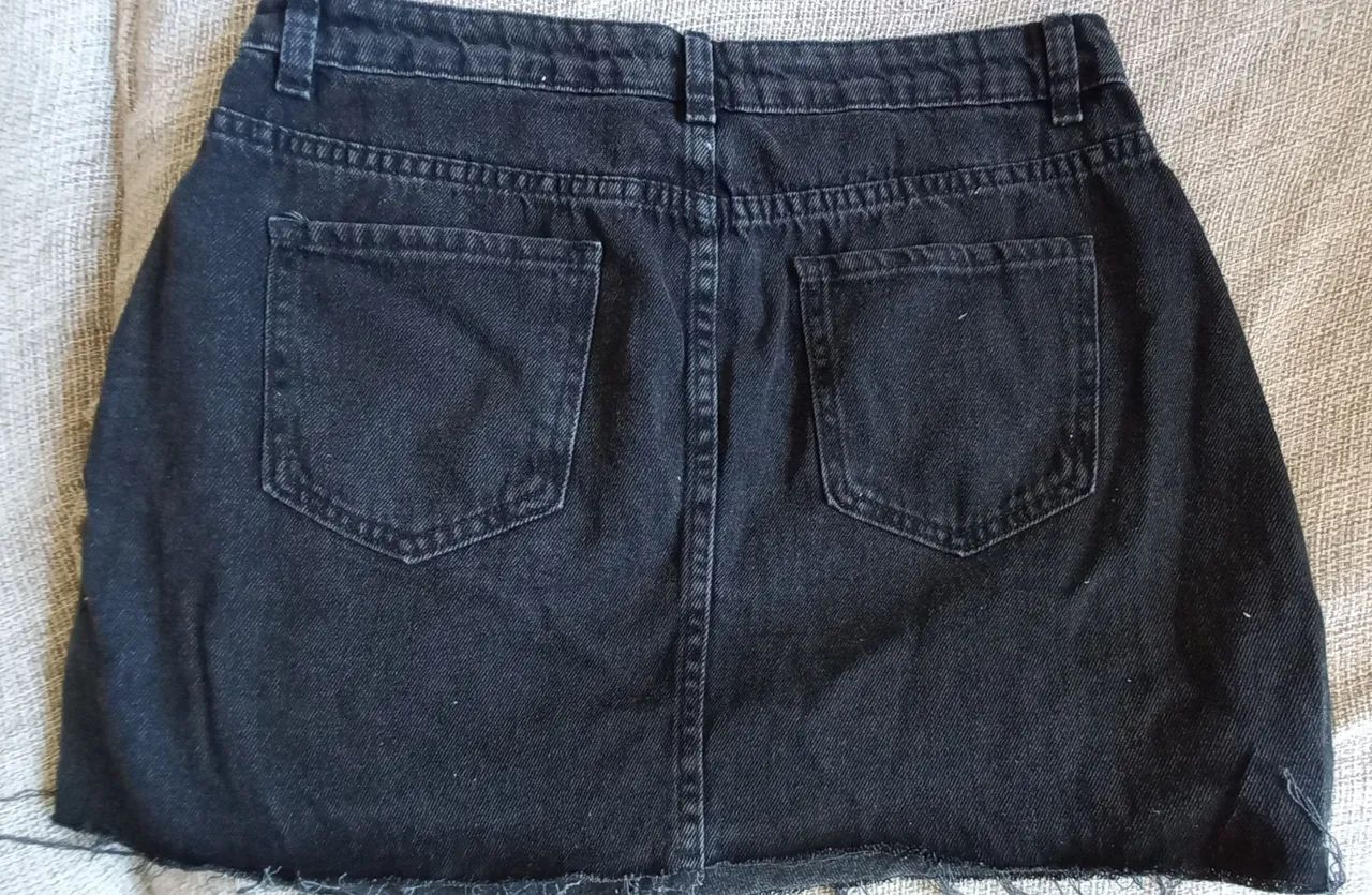Mini Saia Jeans Preta com Detalhes - Foto 2
