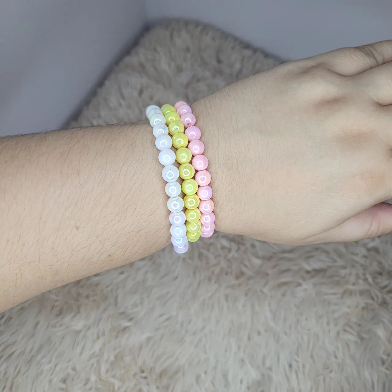 Kit 3 pulseiras de esferas peroladas branco, rosa e amarelo - feito 100% manual - Foto 3
