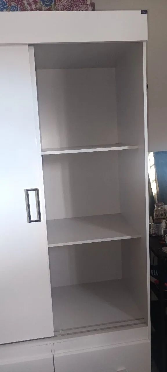 Guarda-roupas de correr branco com duas portas e duas gavetas - Foto 2