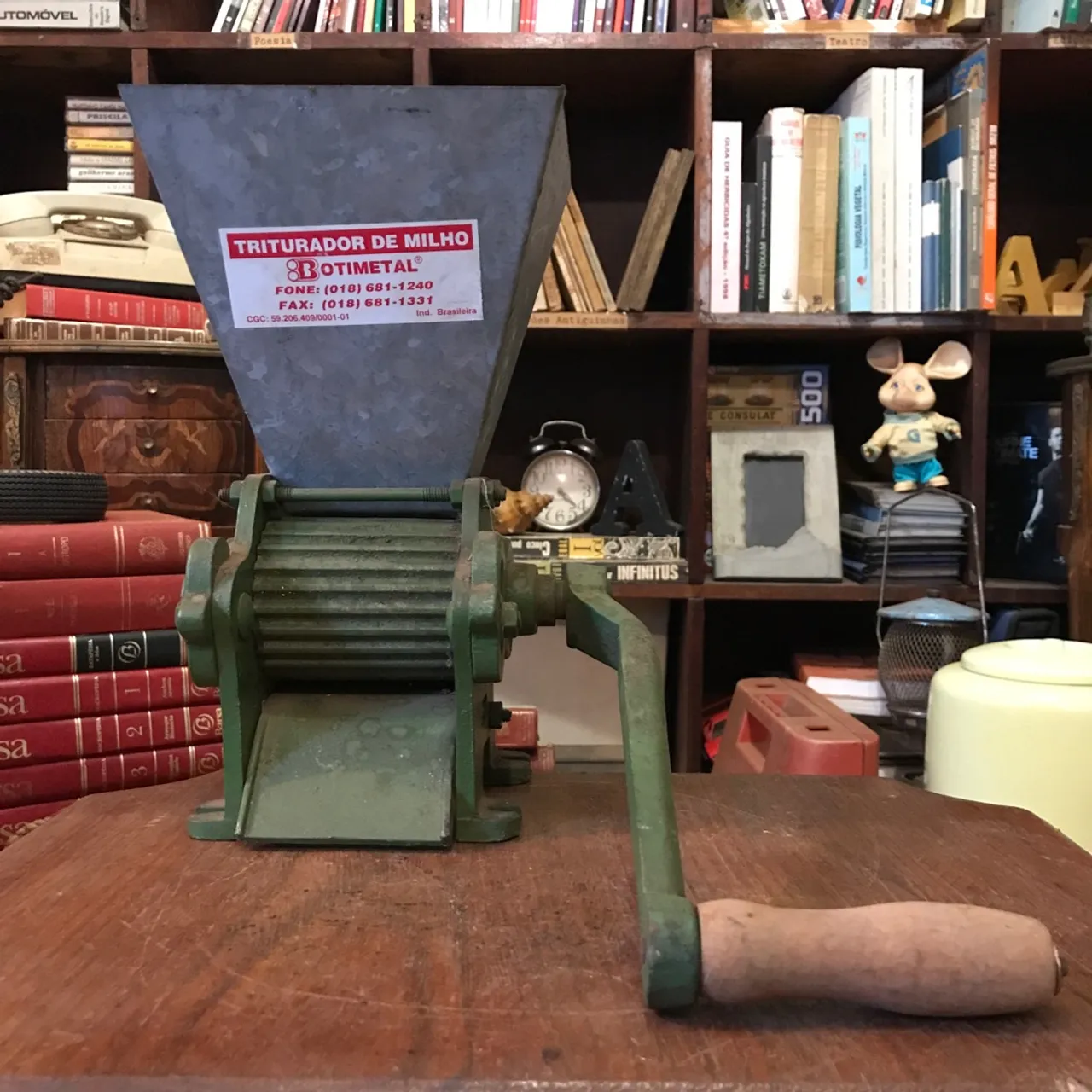 Triturador de milho manual/manivela, marca Botimetal (anos 80/90)