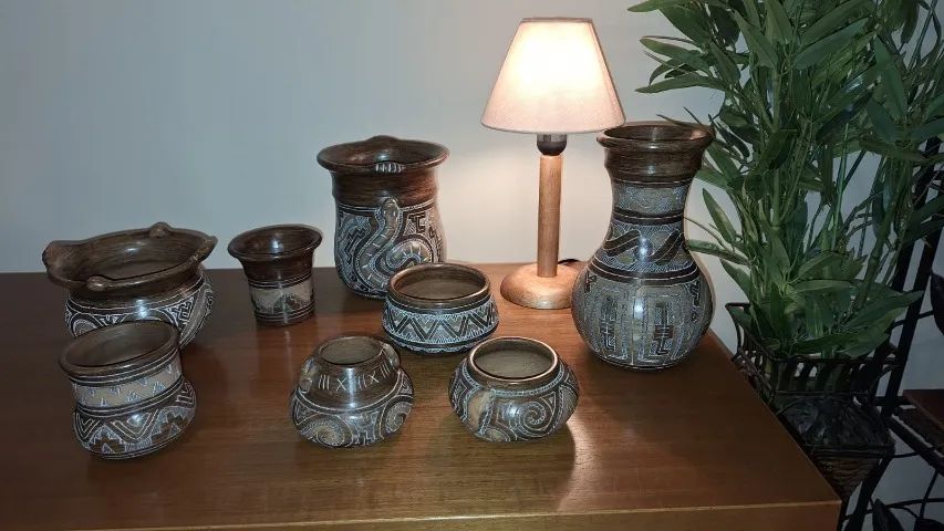 Vasos de diversos tamanhos em Cerâmica estilo Marajoara