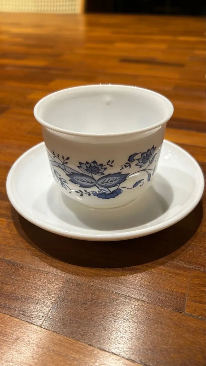 Conjunto vintage de 5 xícaras de chá com pires, fabricadas pela Arcopal/França - Foto 5