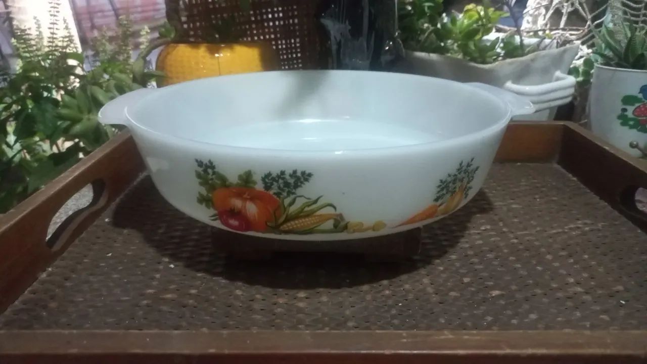 Forma de vidro para bolo com desenho de legumes