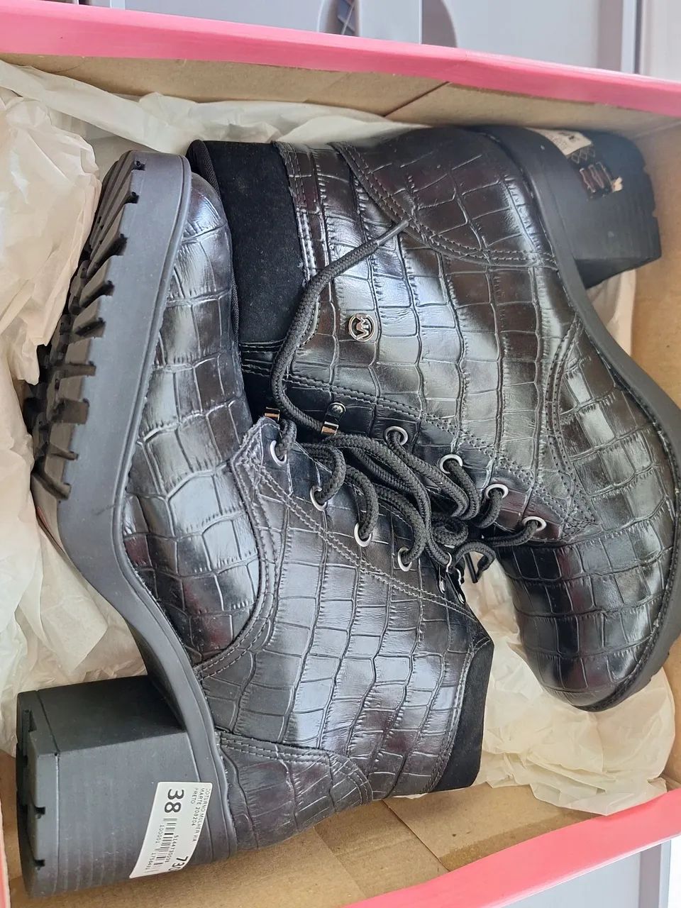 Bota Feminina Preta em Croco