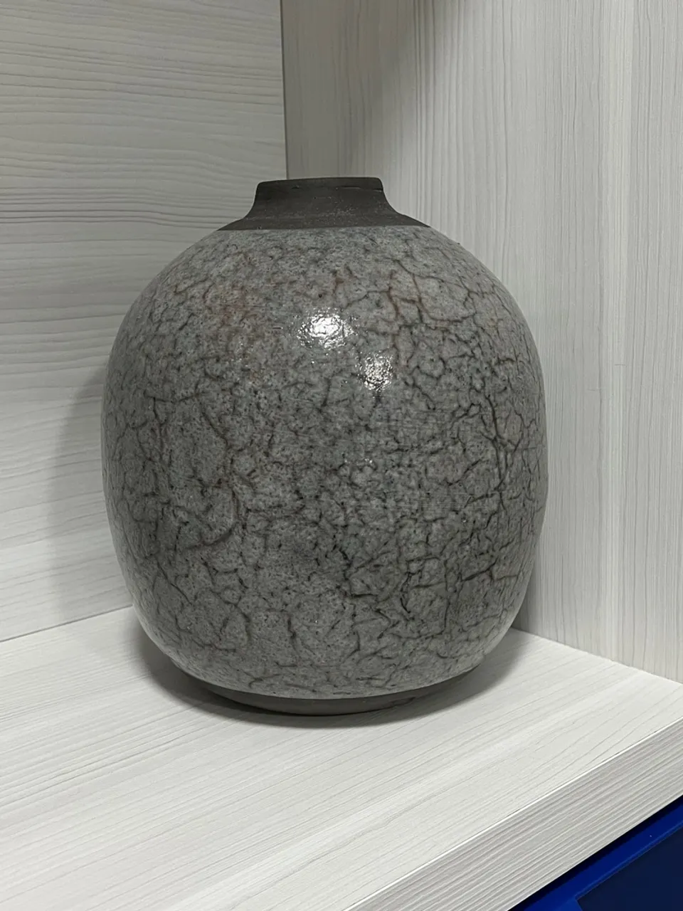 Vaso decorativo em cerâmica esculpida em Alto Padrão