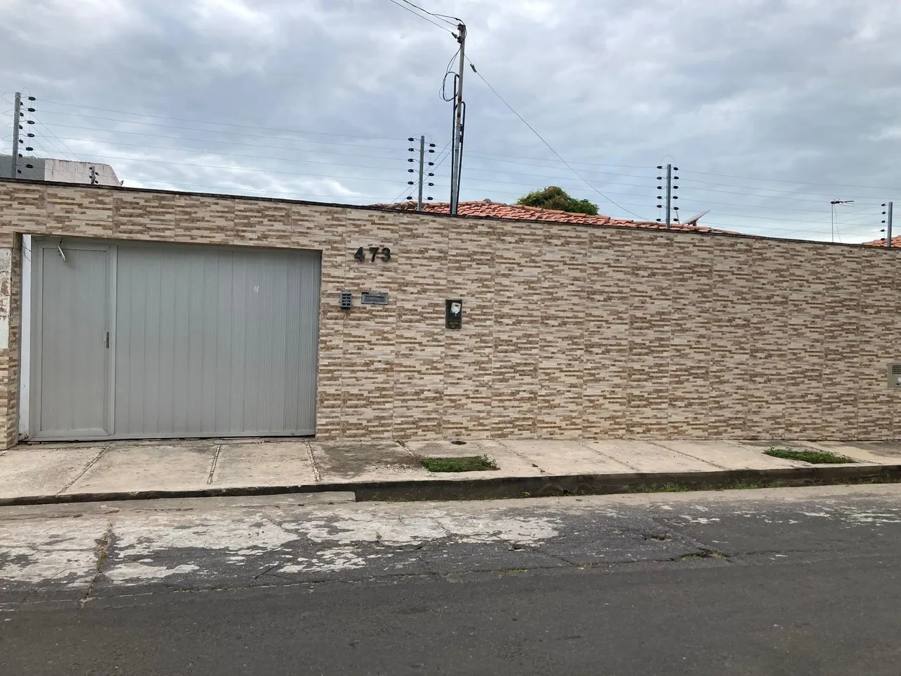 Casa à venda no Conjunto Acarape, próximo à UESPI e à CET