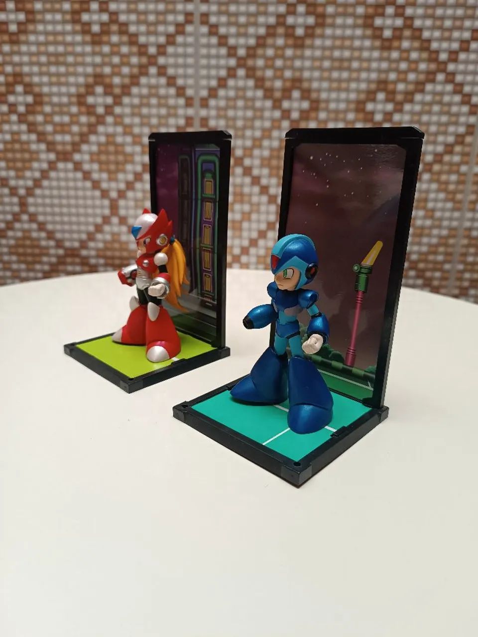 Conjunto Megaman e Zero bonecos decoração com base de apoio temático - Foto 4