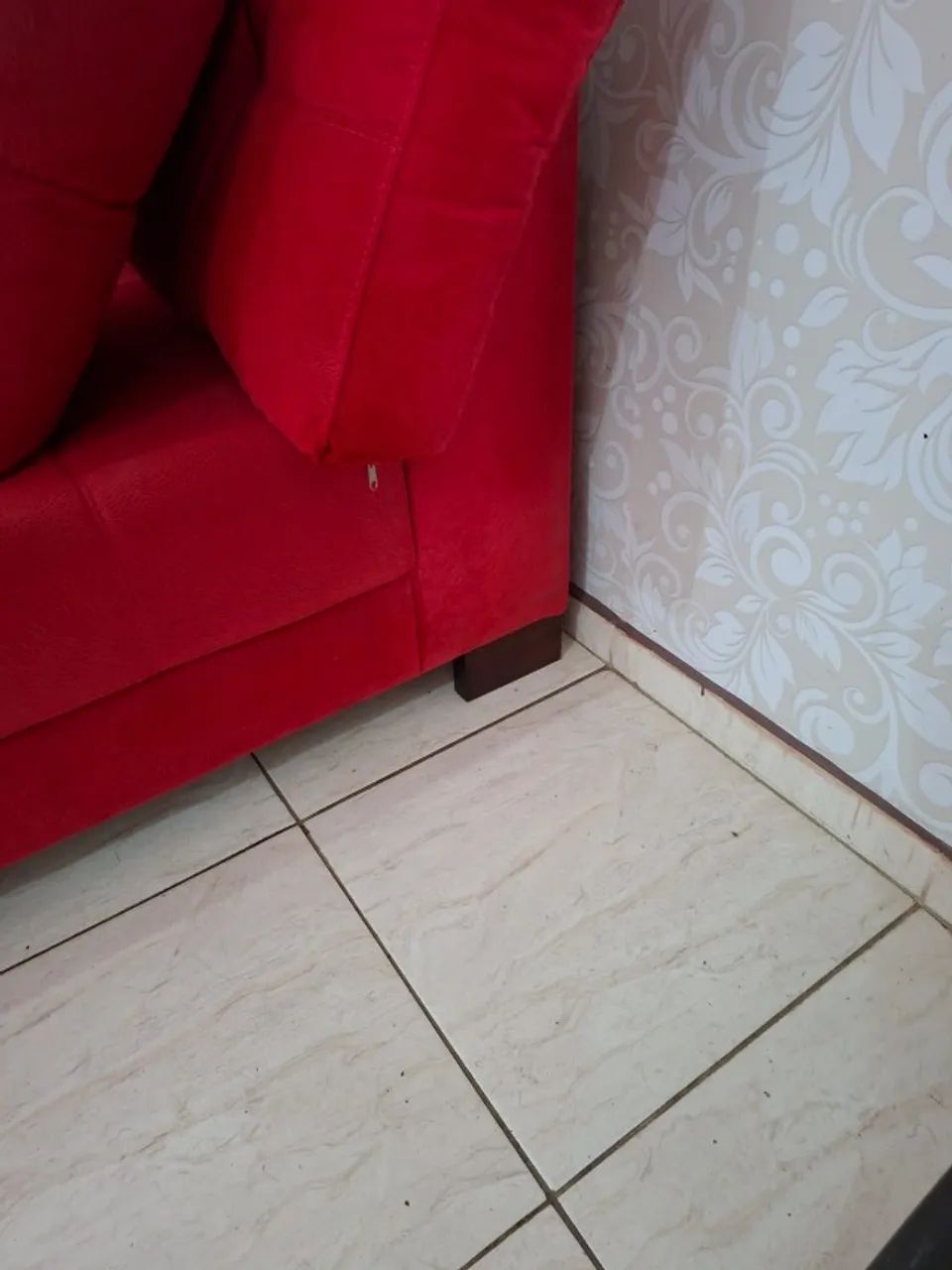 SOFÁ 3 LUGARES VERMELHO EM SUEDE SUPER MACIO E CONSERVADO - Foto 5