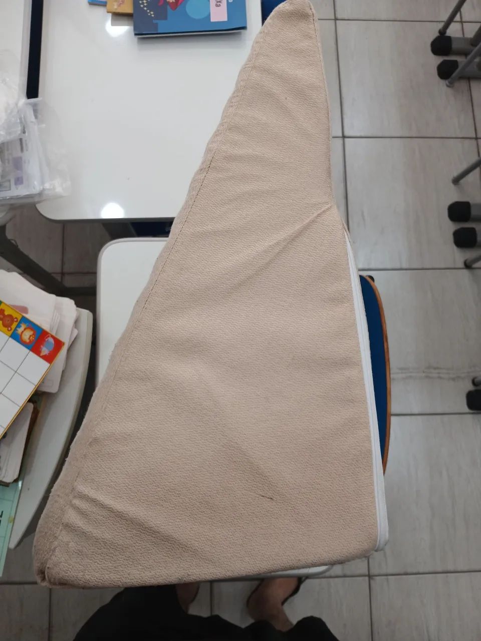 Encosto triangular (usado)