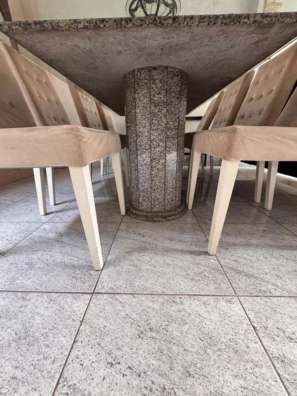 Mesa de granito e cadeiras