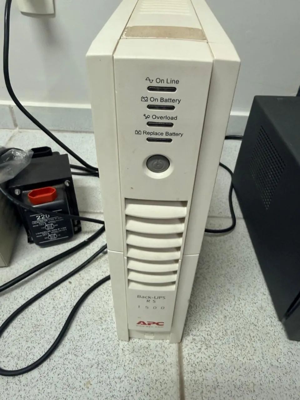 APC Back-UPS RS 1500 - 220V, funcionando normalmente, porém com as baterias sem autonomia  - Foto 2