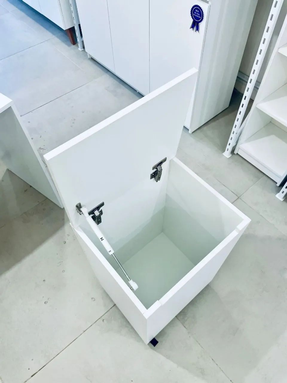 Cesto de roupa em MDF branco. - Foto 4