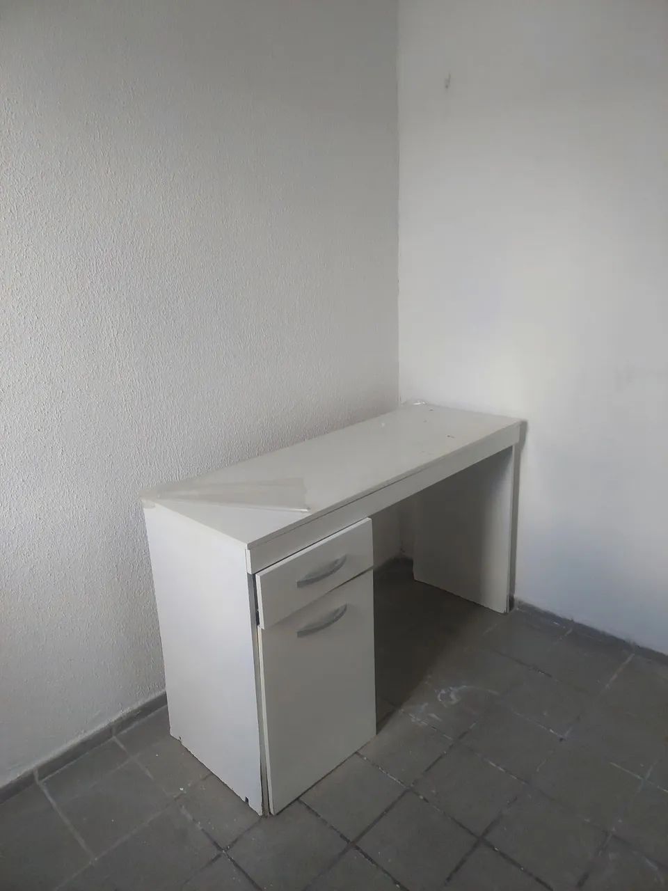 Escrivaninha em mdp em bom estado