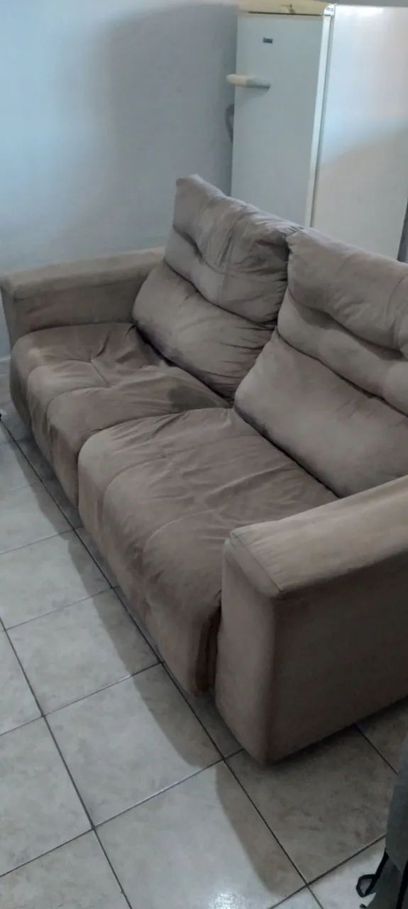 Sofá 3 lugares da pra quebrar o galho pessoal