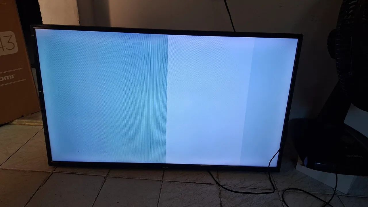 Tv cobia 39 polegadas com controle. Liga, mas Com defeito
